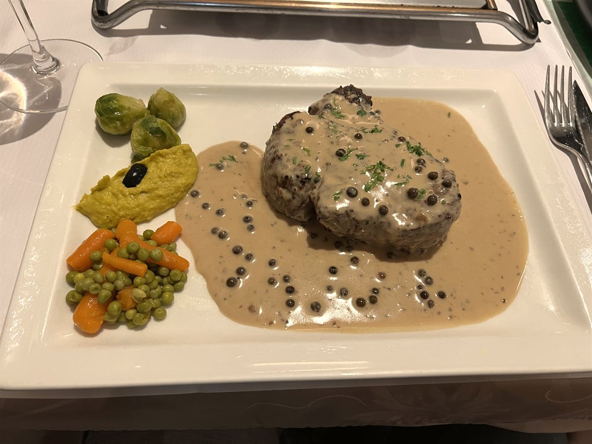 Steak in pepper sauce with vegetables