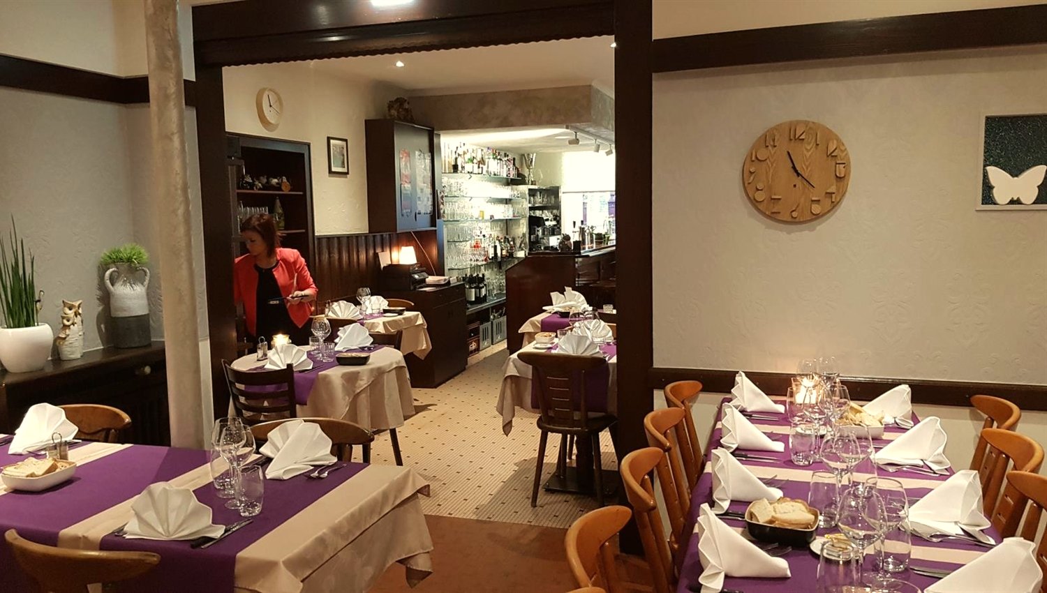 Warm dining room with set tables at Um Grill